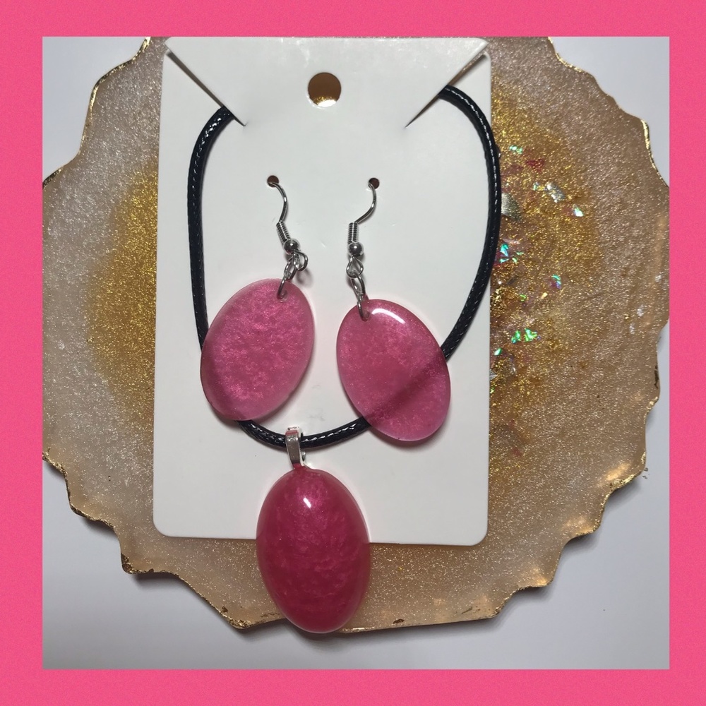Set de collar con pantallas hechos en resina.